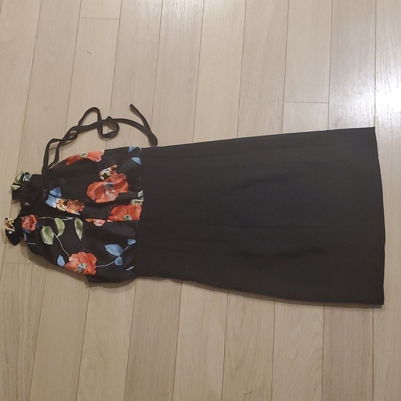 Black pencil dress with flowerly top - Picture 3 of 4